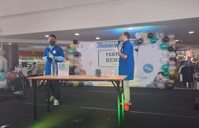DEMO SAINS PADA ACARA FESTIVAL SENI TK YANG DISELENGGARAKAN SD PEMBANGUNAN JAYA DI BINTARO PLAZA